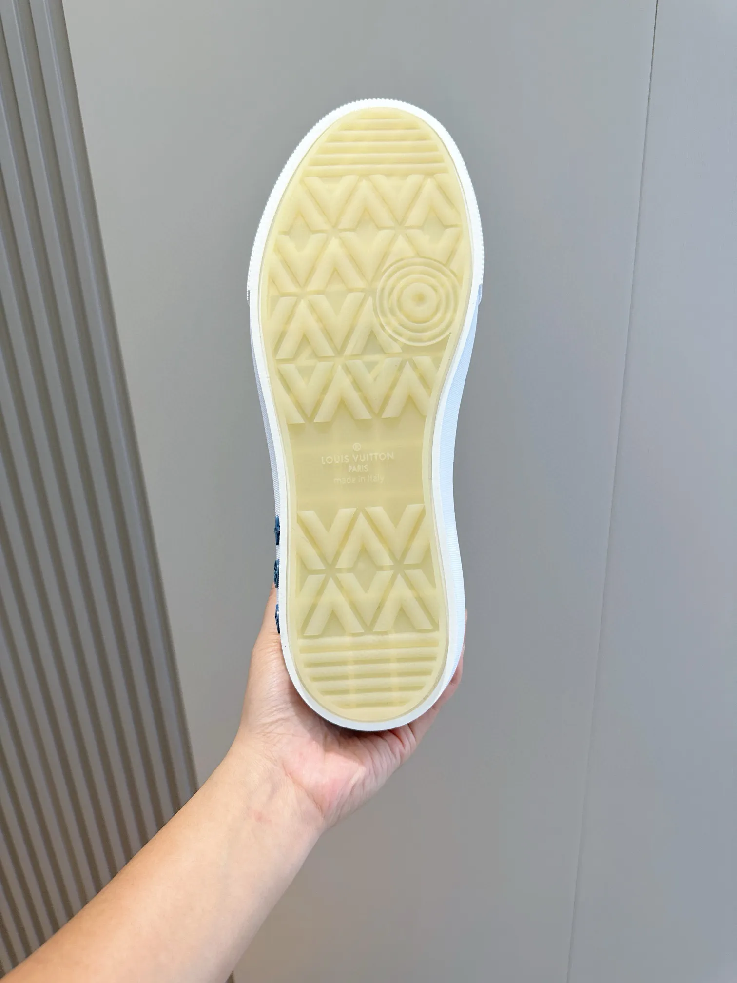Factory price: 438💰LV full cowhide color-printed men's sneakers. This Ollie lace-up sneaker is made of floral embossed fabric, continuing the inspiration of the season's ready-to-wear collection. The laces are used to set off the gorgeous design, monogram flowers are embellished with transparent rubber outsole, and the brand logo is written on the back. Cowhide upper, cowhide lining, TPU outsole Size: 39-44 (customized at 38.45)